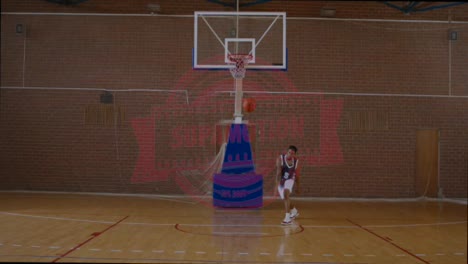 Breiter-Afroamerikanischer-Schwarzer-College-Basketballspieler-übt-Allein-Dunks-Auf-Dem-Hallenplatz.-4K-UHD-120 fps-Zeitlupen-Rohmaterial-In-Abgestufter-Qualität